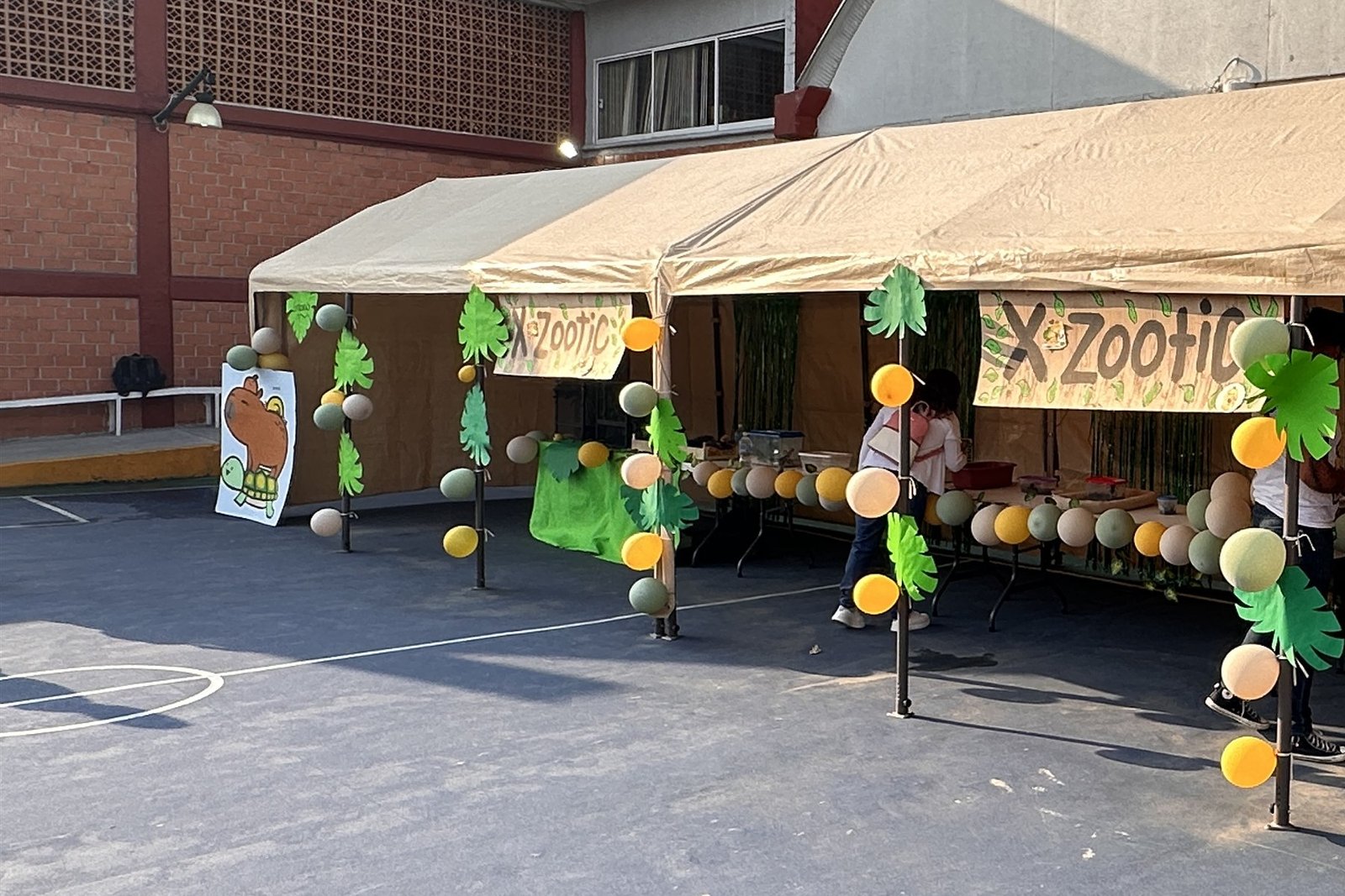Instalación de Ecozooo Party preparada en el patio del Colegio Tepeyac para la jornada del Día del Niño