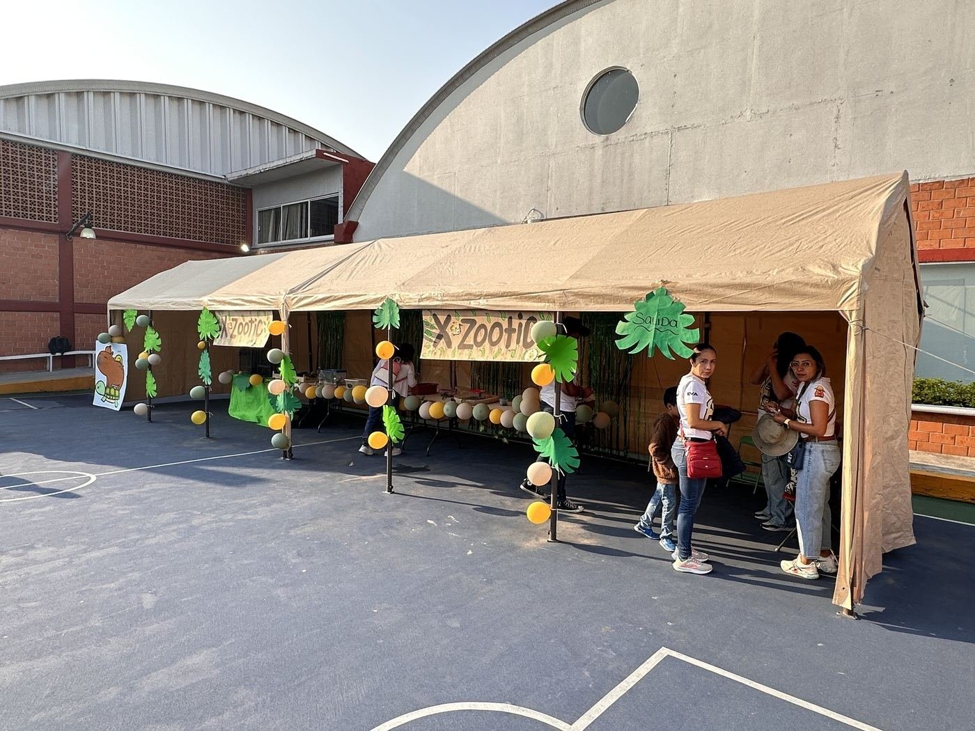Experiencia educativa de Ecozooo Party instalada en el patio de una escuela