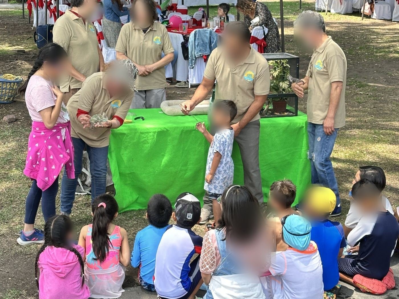 Especialistas de Ecozooo Party conducen un taller de educación ambiental frente a un grupo escolar