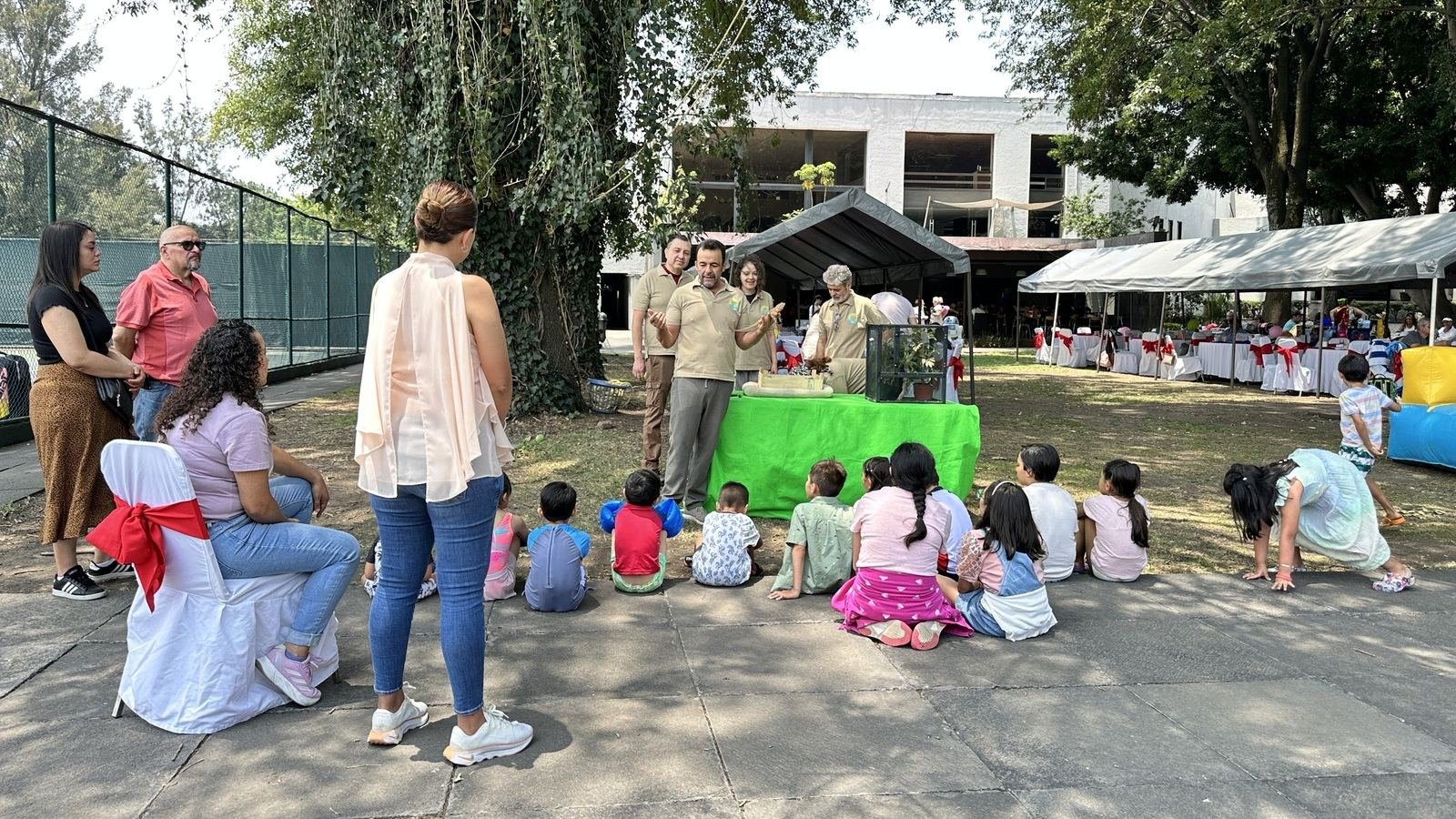 Estacion de Ecozooo Party instalada en un evento familiar al aire libre
