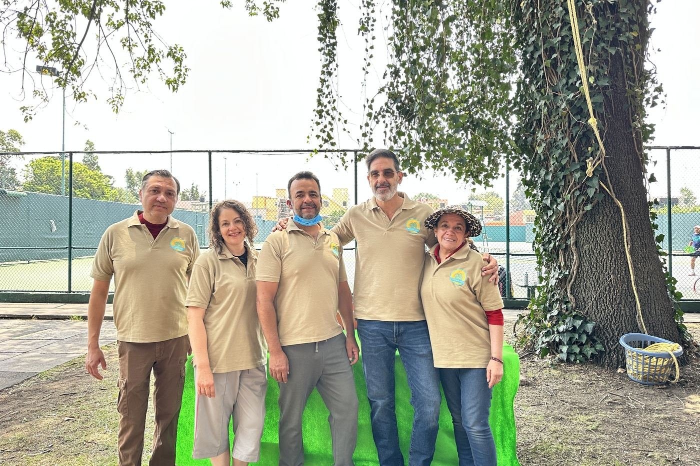 Equipo de Ecozooo Party con uniforme institucional durante una experiencia en CDMX